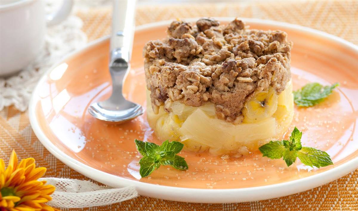 Crumble de avena con plátano y piña