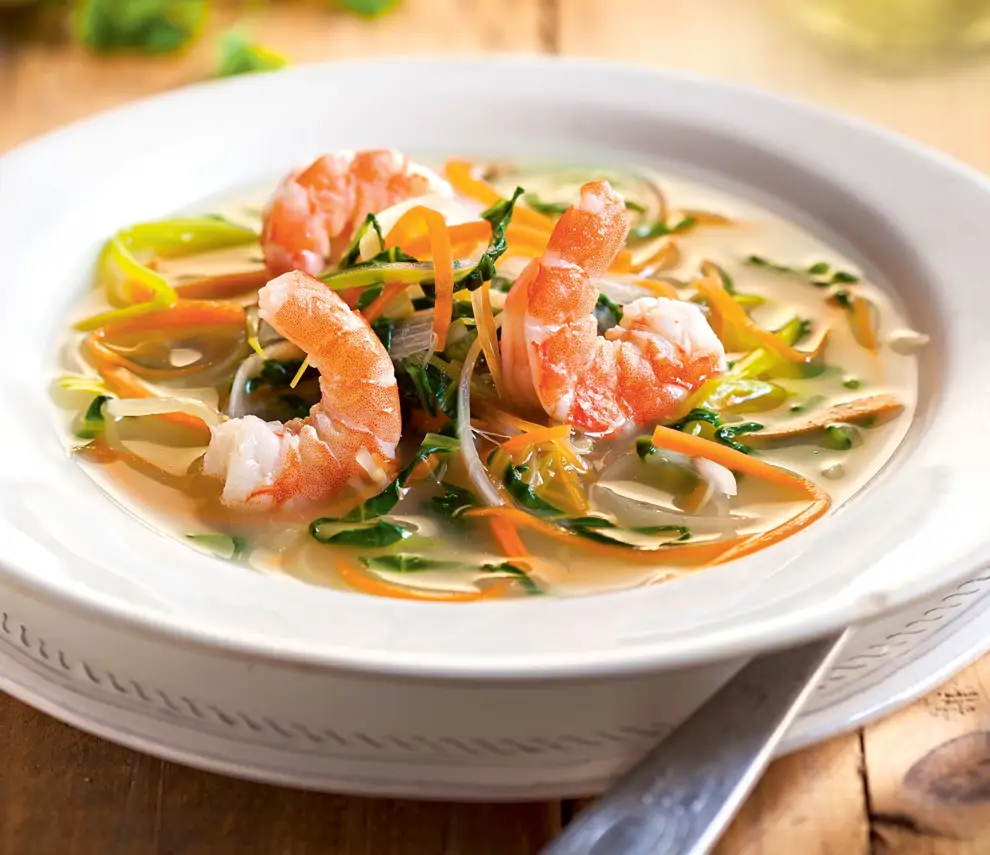 sopa juliana con acelgas y langostinos