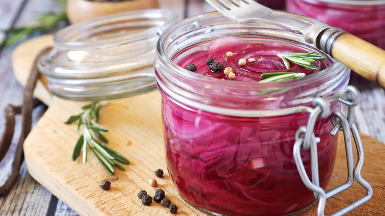 Cómo preparar cebolla encurtida sin azúcar: una receta fácil para llenar de beneficios todas tus ensaladas