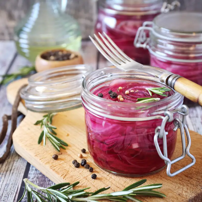 Cómo preparar cebolla encurtida sin azúcar: una receta fácil para llenar de beneficios todas tus ensaladas